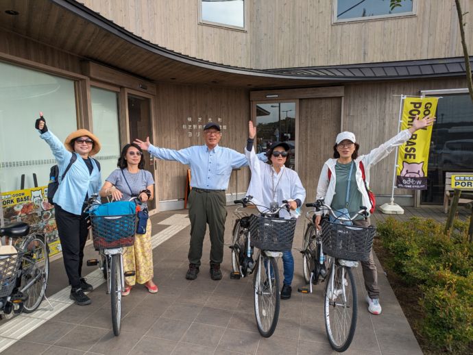 移住相談担当者のでんさんとレンタサイクルに参加する人たち