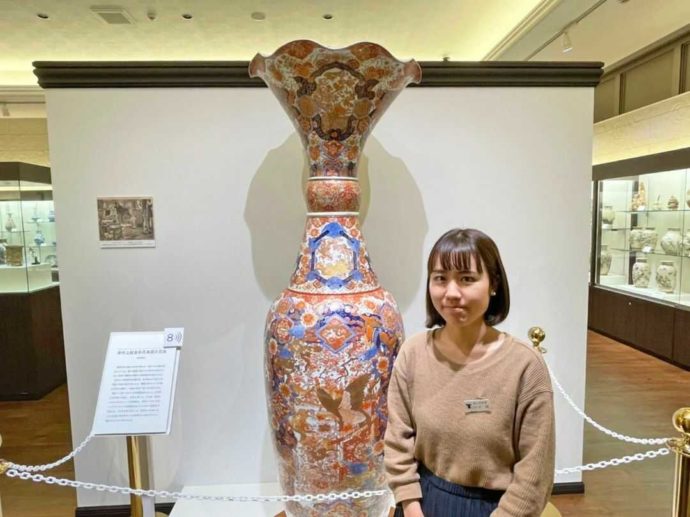 有田焼大花瓶の前に立つ学芸員・中澤さん