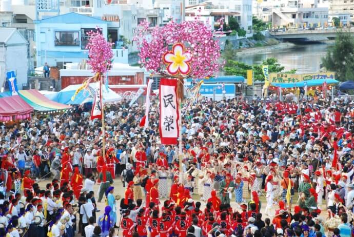 与那原町の一大行事である与那原大綱曳