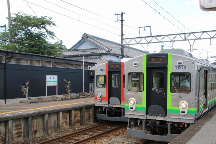 養老鉄道が走る養老駅