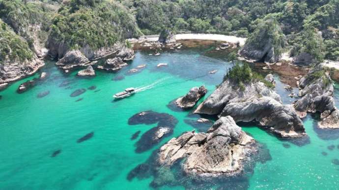 浦富海岸島めぐり遊覧船の鴨が磯海岸