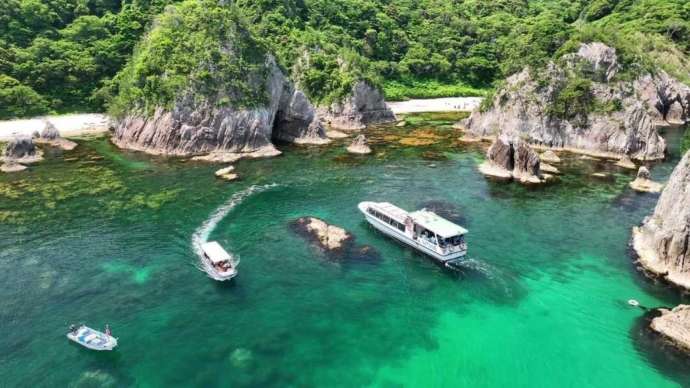 浦富海岸島めぐり遊覧船の鴨が磯と遊覧船