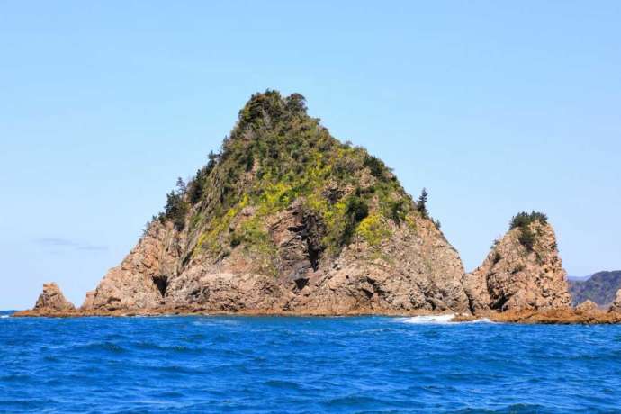 浦富海岸島めぐり遊覧船の菜種島