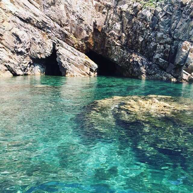 浦富海岸島めぐり遊覧船の菜種島周辺の海