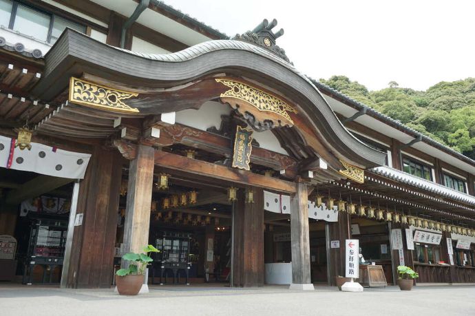 岡山県倉敷市にある瑜伽山蓮台寺の総本殿前