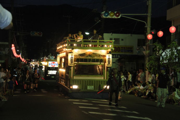 湯河原町のやっさまつり（花車）