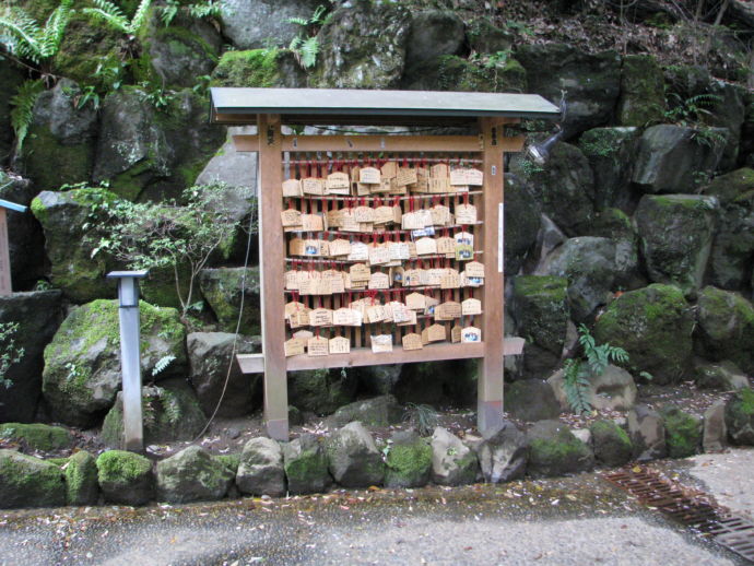 万葉公園の近くにある狸福神社の絵馬掛所