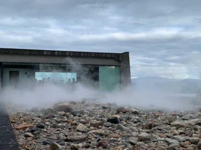 加賀市にある「中谷宇吉郎 雪の科学館」中庭の霧