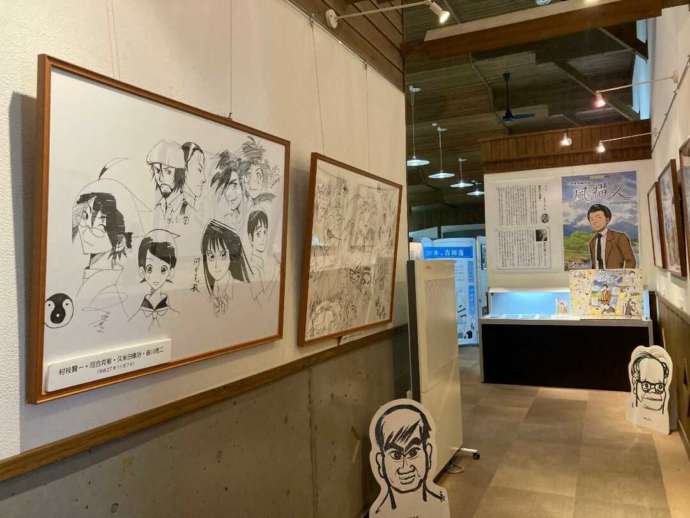 湯前まんが美術館のロビーに展示されている色紙やイラスト