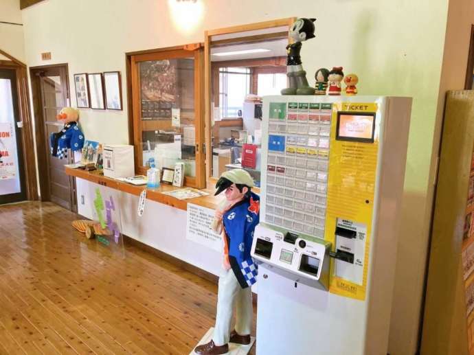 湯前まんが美術館の受付周りの様子