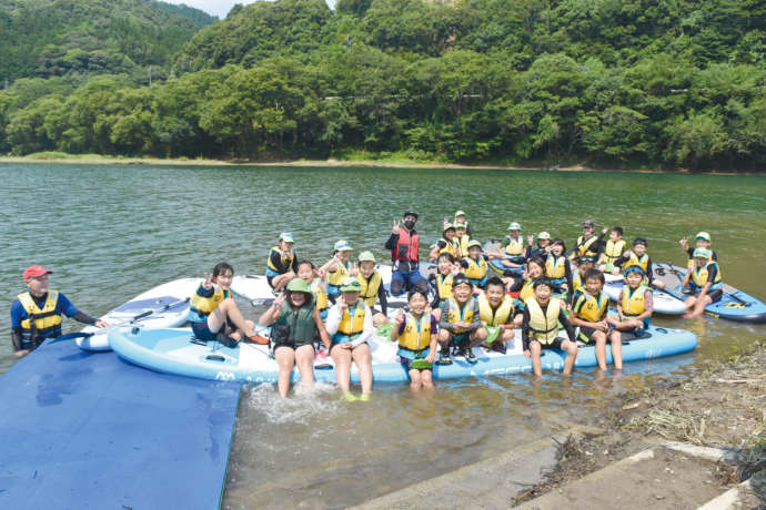 熊本県湯前町で川遊びをする子どもたち