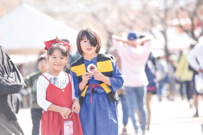 熊本県湯前町の漫画フェスタでコスプレをしている子どもたち