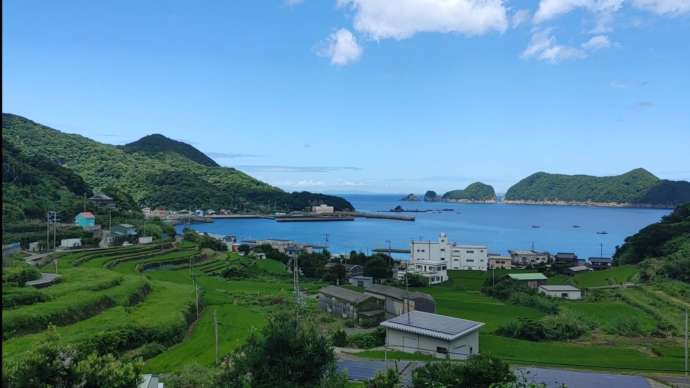 田園と海のコントラストが美しい由良町の風景