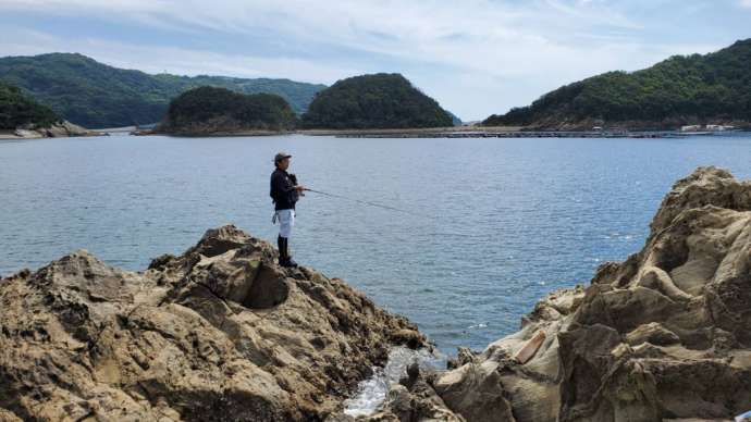 由良町の海で釣りを楽しむ男性