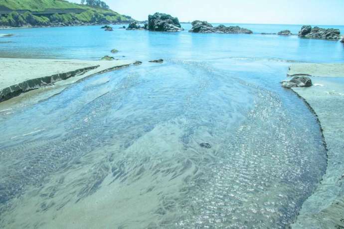 真水が湧き出す海水浴場