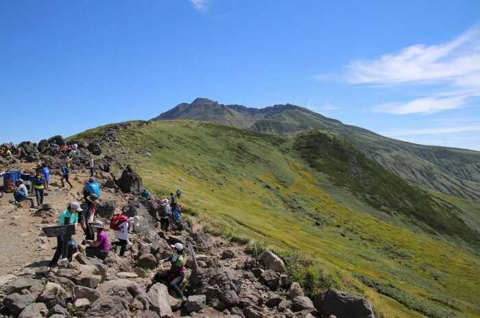 鳥海山で登山を楽しむ人々