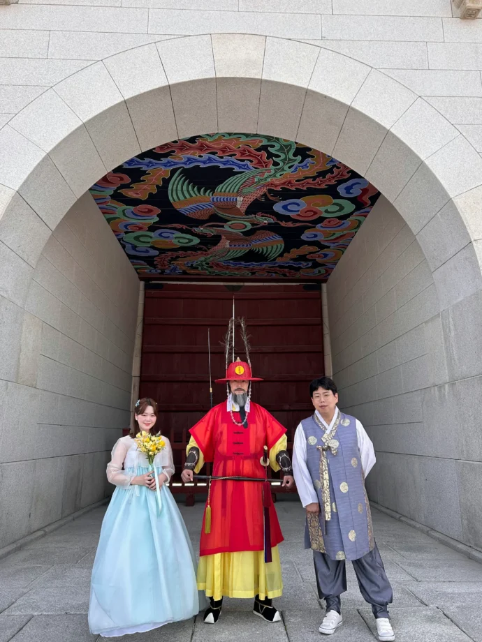 韓国の景福宮で韓服を着て撮影したあいさん夫婦の写真
