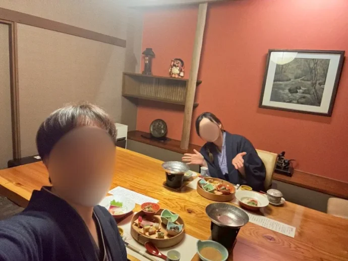 温泉宿で彼と会席料理を楽しむあおさん(着物姿・女性)/掲載許諾済