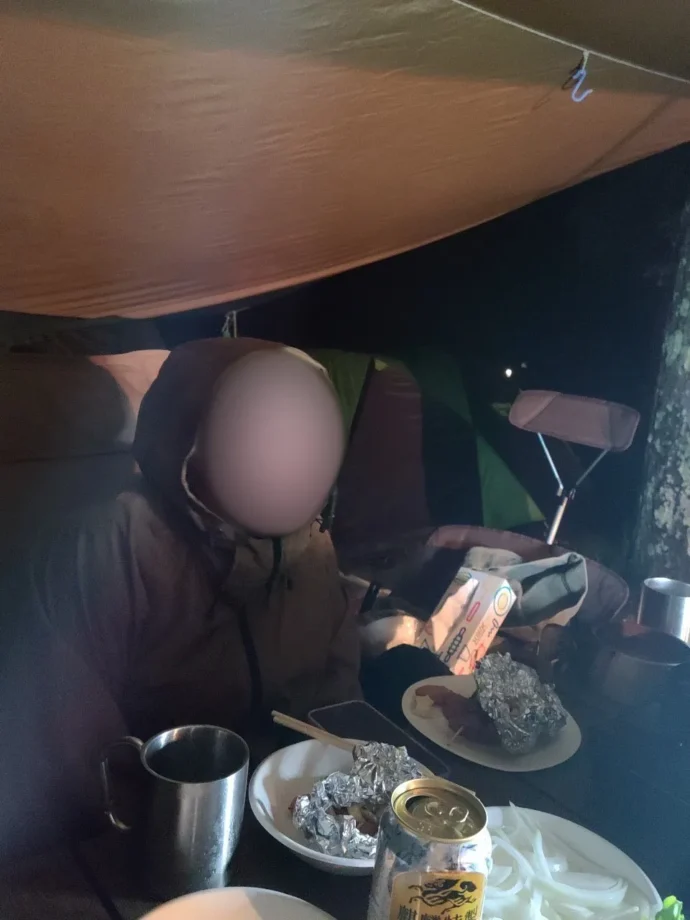 テントの中で夜ご飯を楽しむはるかさん