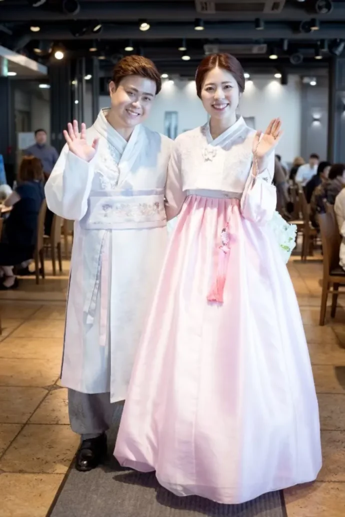 韓国の伝統衣装で撮影したナナさん夫婦の結婚写真