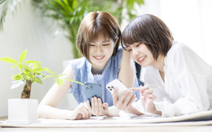 ペアーズで既読がついたか確認する女性のイメージ画像