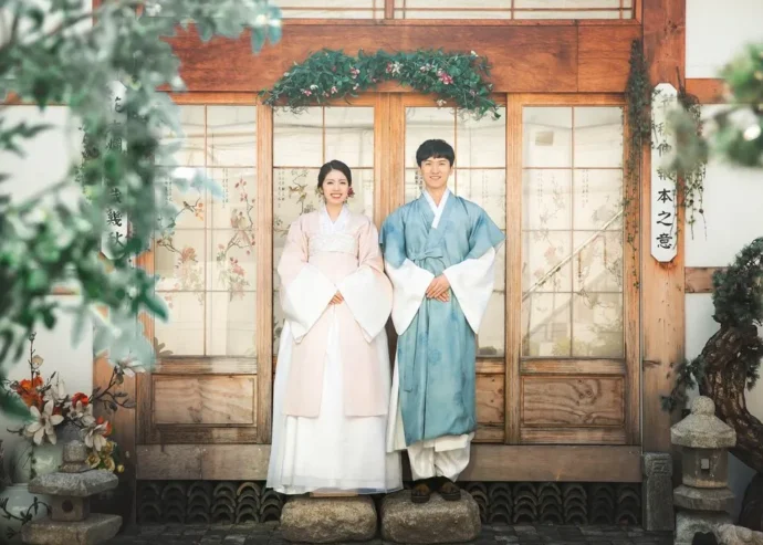 韓国の伝統衣装で撮影したリンさん夫婦の前撮り写真