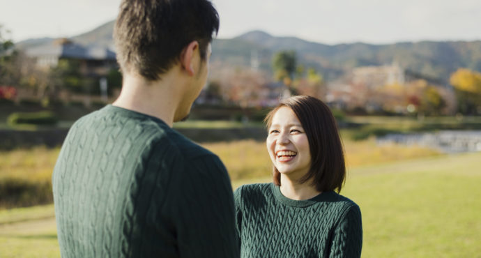 友達の紹介からのデートする男女