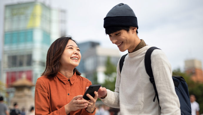 付き合いデートするカップル