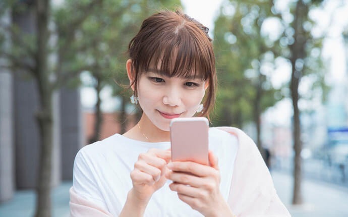 女性がスマートフォンを操作しているイメージ