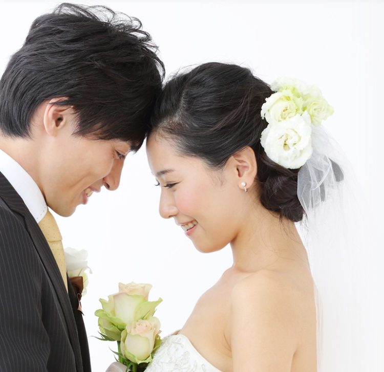 東京都港区の結婚相談所「ハッピーカムカム」で出会ったカップルのイメージ