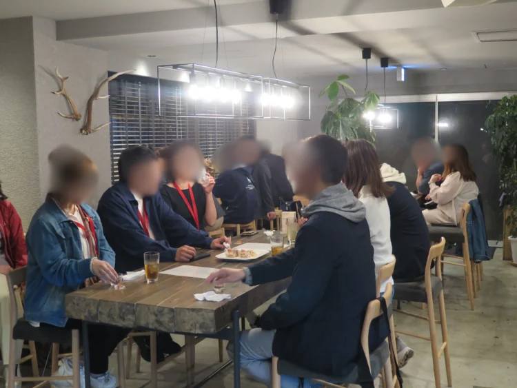 貸切のバーで飲み物を楽しみながら交流する参加者