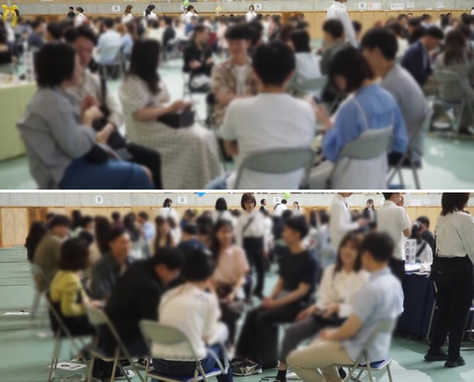 「モリコロパークde大規模婚活2025」の1対1のトークタイムの様子