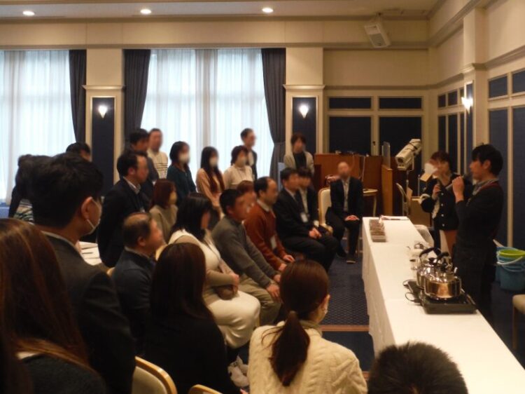 朝日町婚活イベント「冷めない”恋” コーヒーのいれ方」の様子