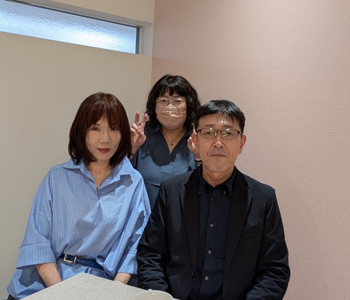 ご縁結びすずらんの代表カウンセラー・望月さんと会員様の記念写真