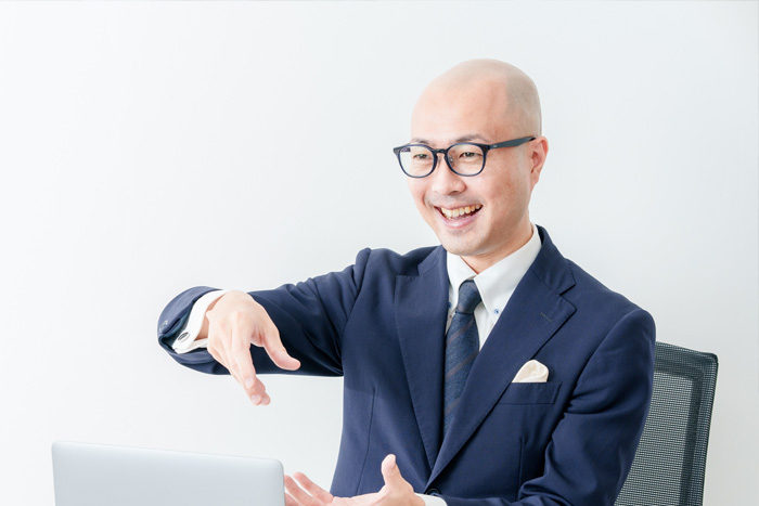 会員と笑顔で面談をする川﨑さん