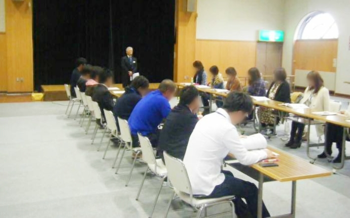 上富良野町の婚活イベントで司会者の話を聞く参加者