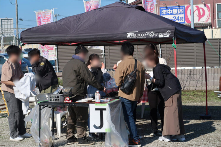 「きみコン」で飲食をしながら交流する参加者