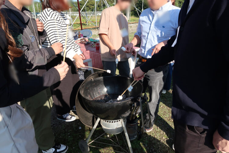 「きみコン」でマシュマロを焼く参加者