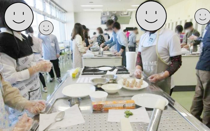 紀の川市の自治体で過去に開催したいちご大福作りの風景