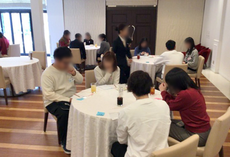 こいのわ出会いサポートセンター（旧：ひろしま出会いサポートセンター）の婚活イベントで交流する男女
