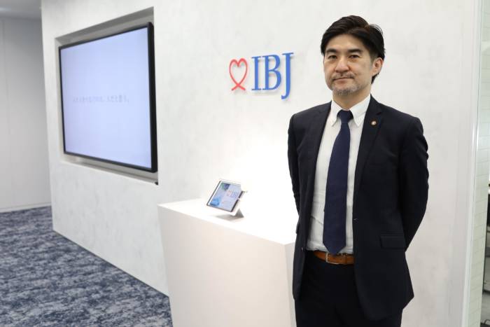 IBJ（日本結婚相談所連盟）のフロアに立つ堀部さん