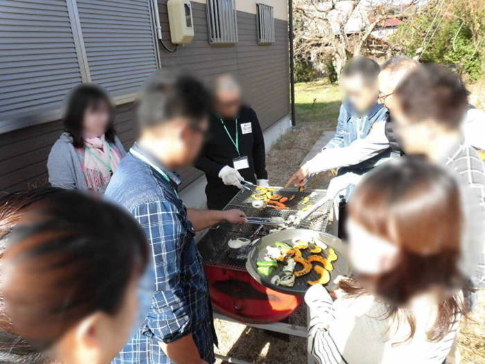 国見町の「結婚世話やき人制度」のイベントでバーベキューをしている様子