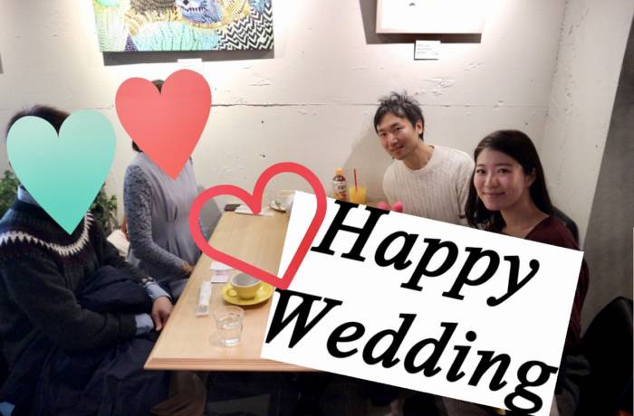 成婚者と写真に収まる「青山結婚相談所 La Mariee 青山」の成婚カウンセラーの天瀬一雅さん（右上）と、妻で代表の莉奈さん