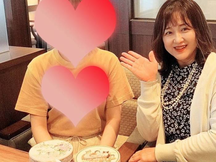 ご成婚した会員様と藤本さんの写真