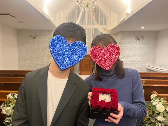 結婚相談所「ザ・ベストマリアージュ」の成婚カップルが教会で記念撮影をする様子