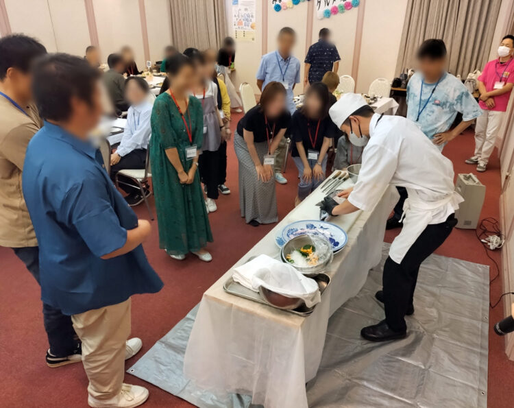 みなべ町と印南町の商工会青年部の婚活イベント：カツオの解体ショー