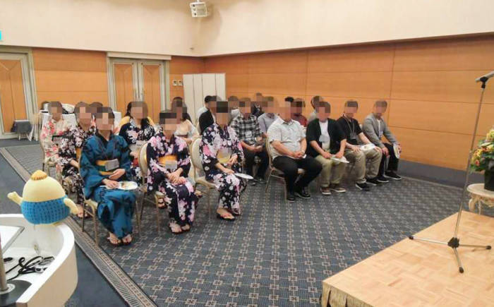 出逢いフェスタの会場内で待機する参加者たち