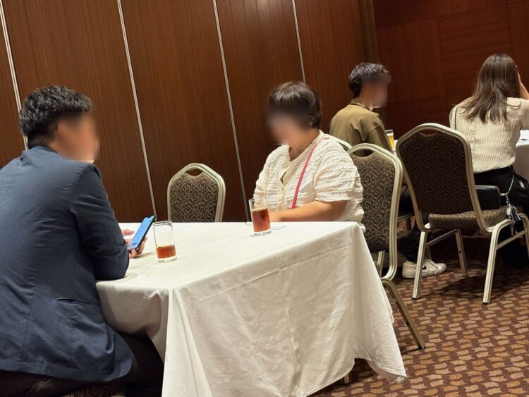 水上村の恋活イベントでフリートークを楽しむ参加者