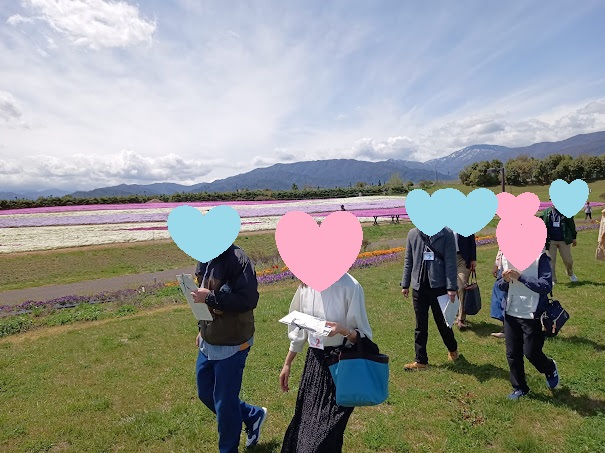 信州スカイパークでのお花見散策婚活の様子