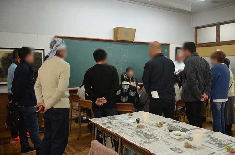 寄せ植え体験で講師のレクチャーを聞く参加者